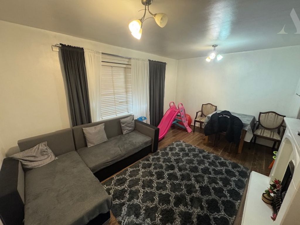 Property photo 3 of 6 5 Gilpin Close Lounge.Jpeg