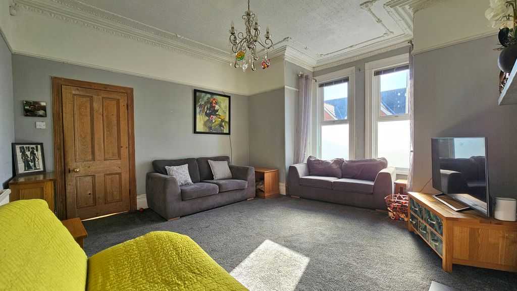 Property photo 3 of 16 Lounge