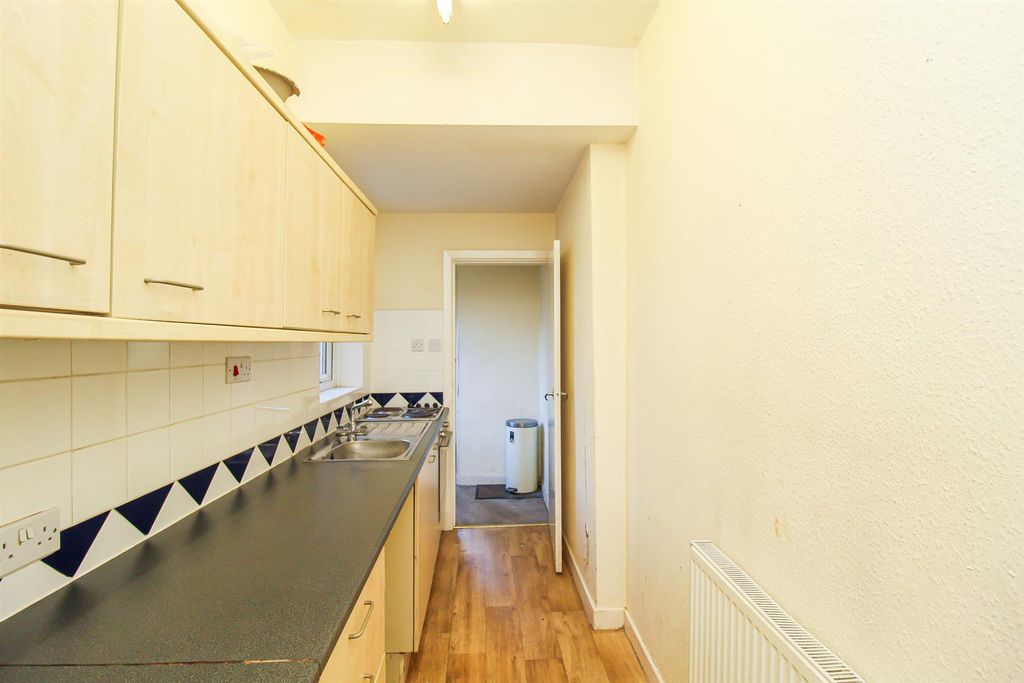 Property photo 3 of 8 Kitchen