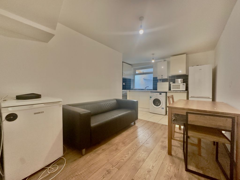 Property photo 1 of 7 Three Bed Flat To Rent In Lewisham