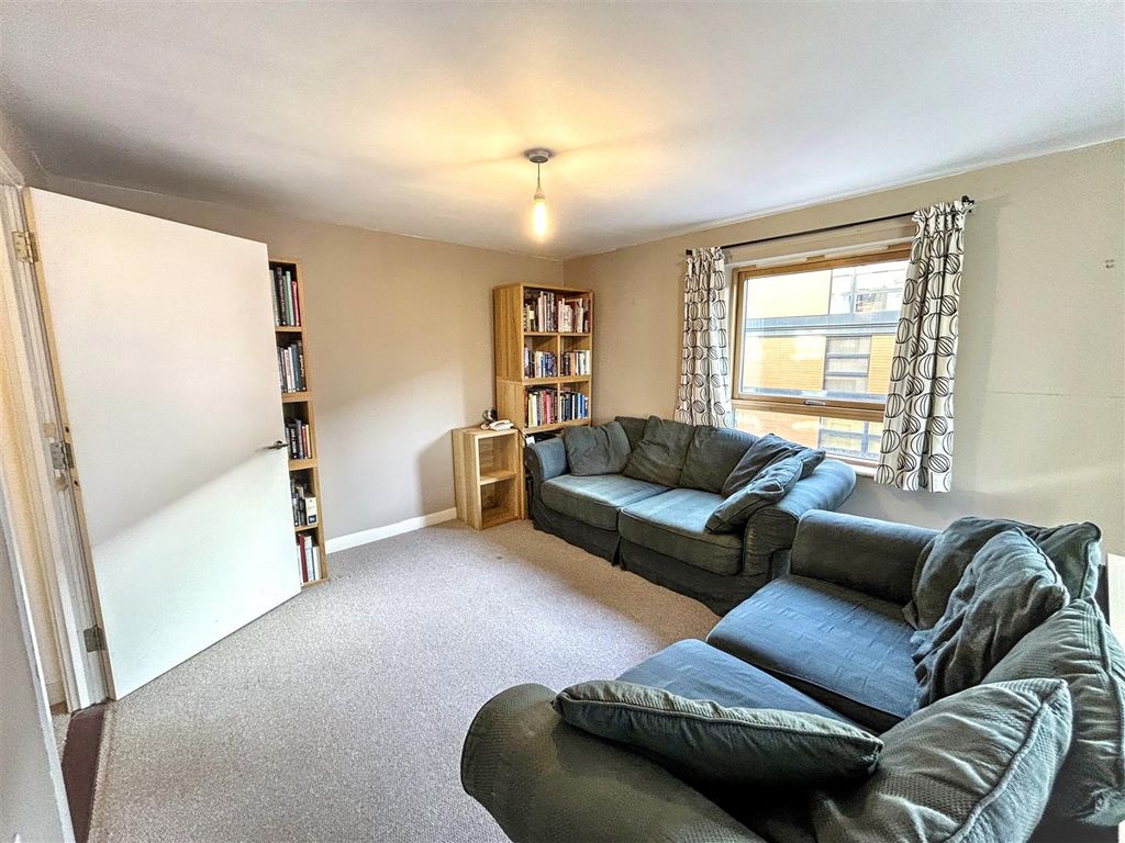 Property photo 3 of 11 Lounge/Diner