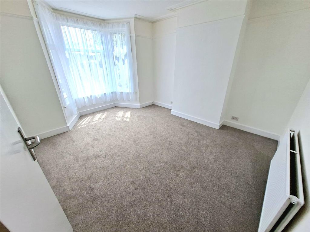 Property photo 3 of 19 Lounge