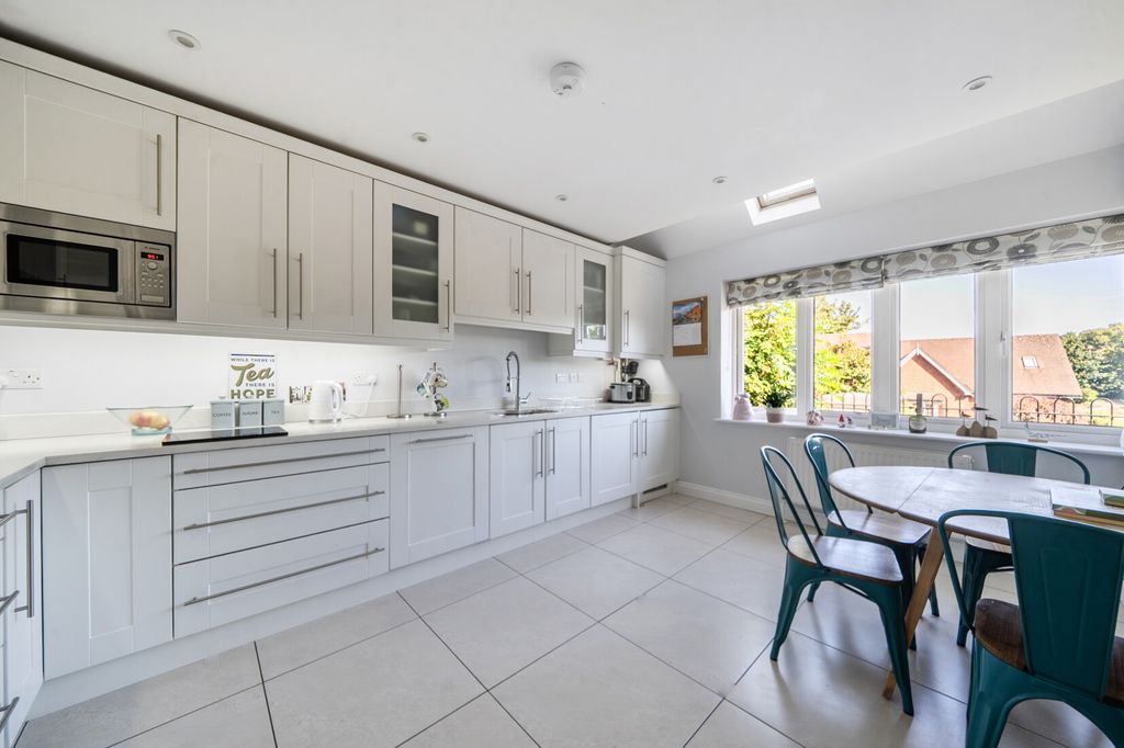 Property photo 3 of 18 Kitchen