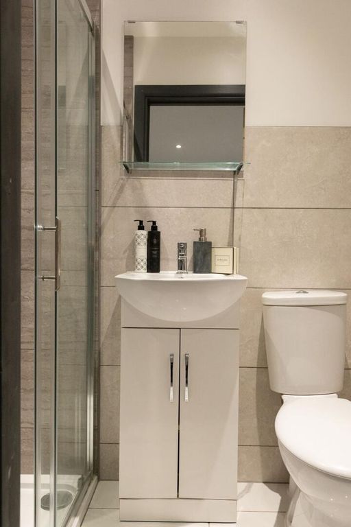 Property photo 3 of 18 Bathroom