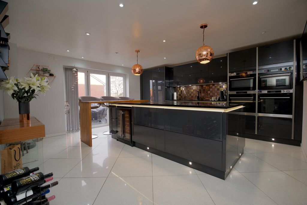 Property photo 2 of 25 Kitchen