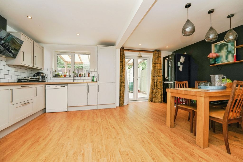 Property photo 3 of 17 Kitchen Diner
