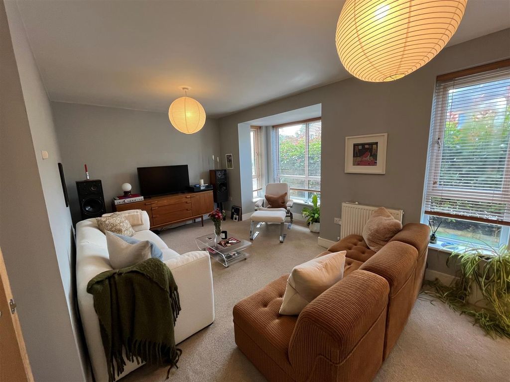 Property photo 2 of 23 Lounge