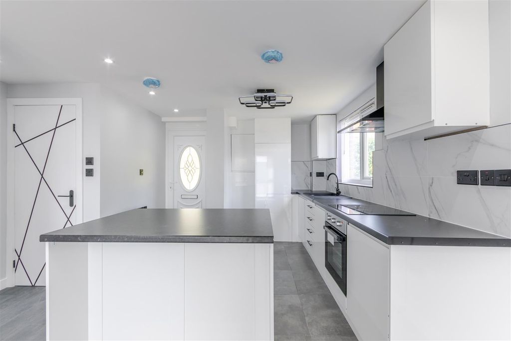 Property photo 2 of 17 Kitchen 4.Jpg