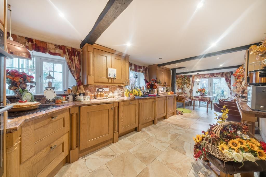 Property photo 3 of 25 Kitchen