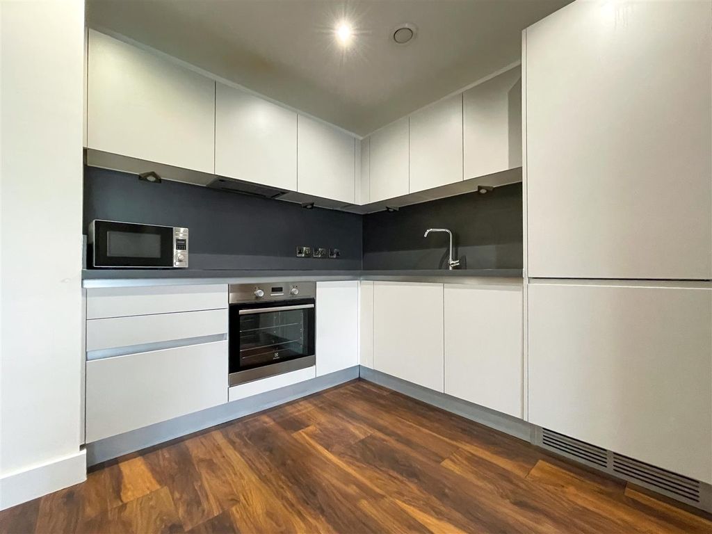 Property photo 3 of 8 Kitchen