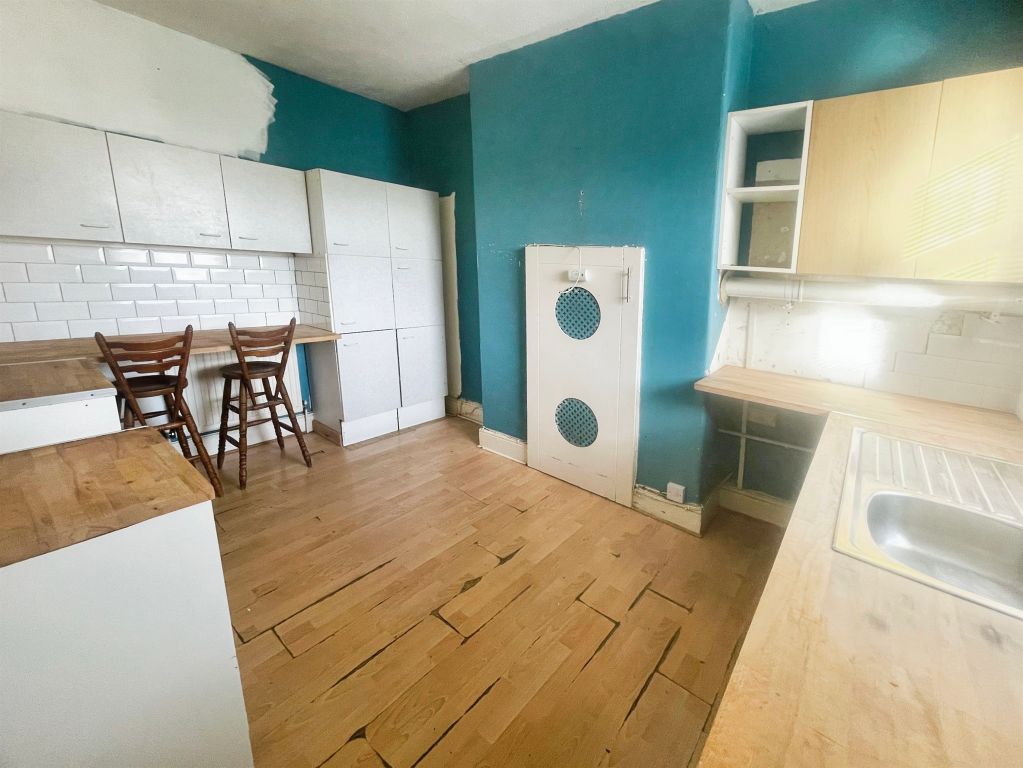 Property photo 3 of 10 Kitchen