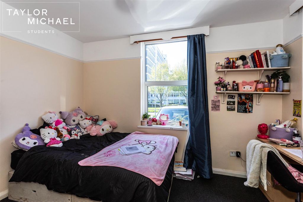 Property photo 2 of 18 Bedroom