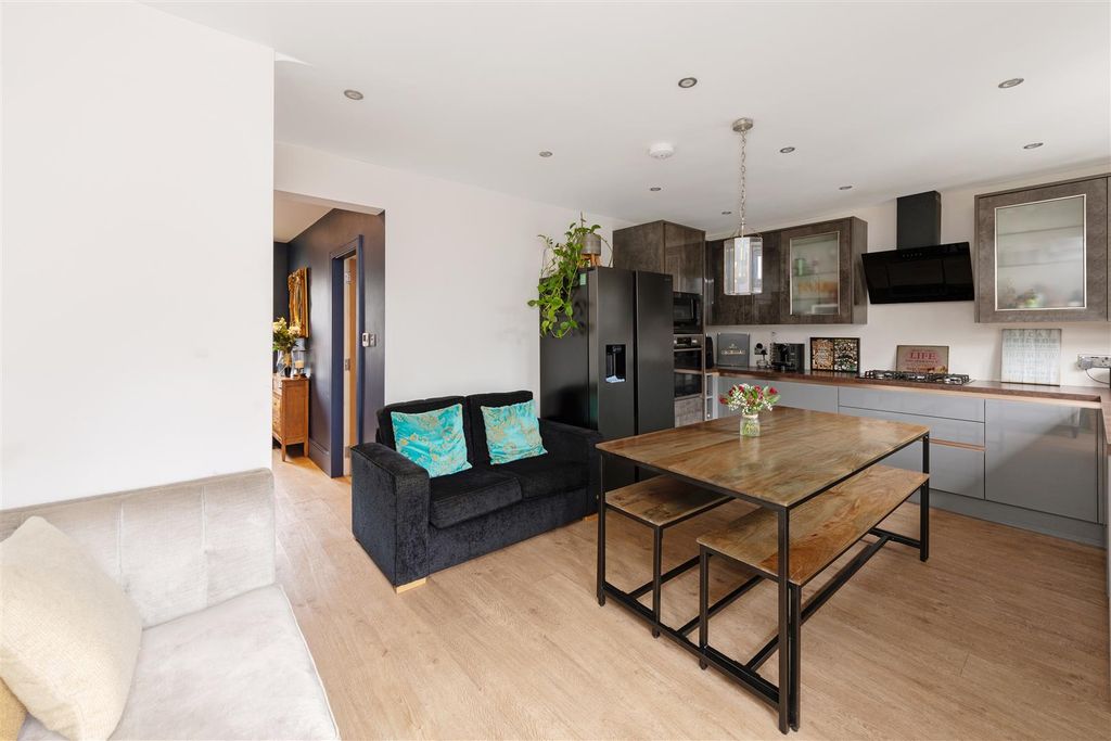 Property photo 3 of 19 Stroud Crescent Hi-2.Jpg
