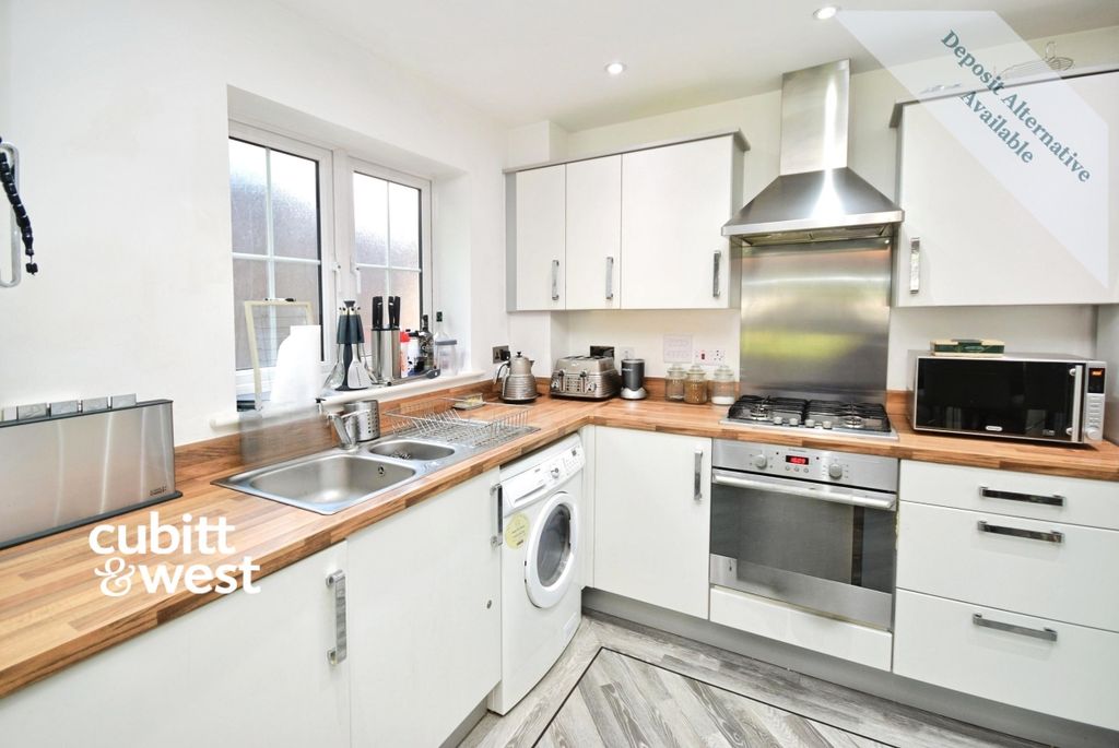 Property photo 3 of 9 Kitchen