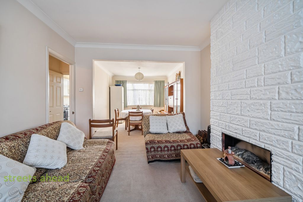 Property photo 3 of 12 4F06619d-c508-4Ff...