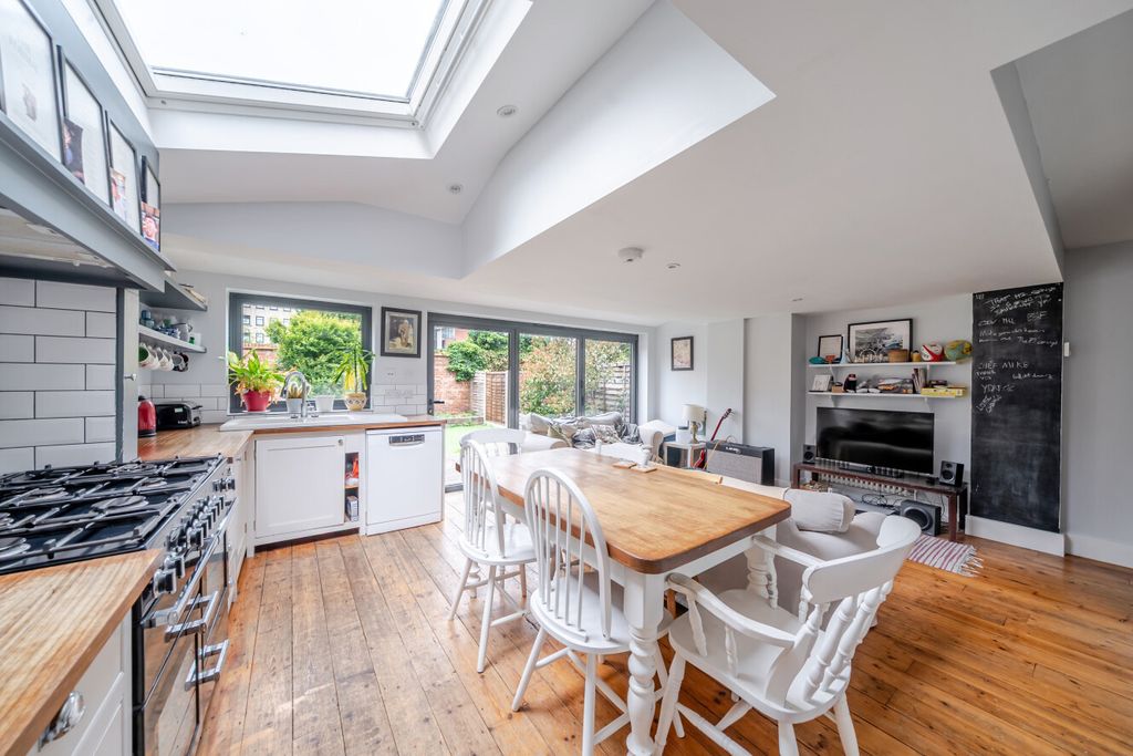 Property photo 2 of 11 1478574-19-6A2Beb...