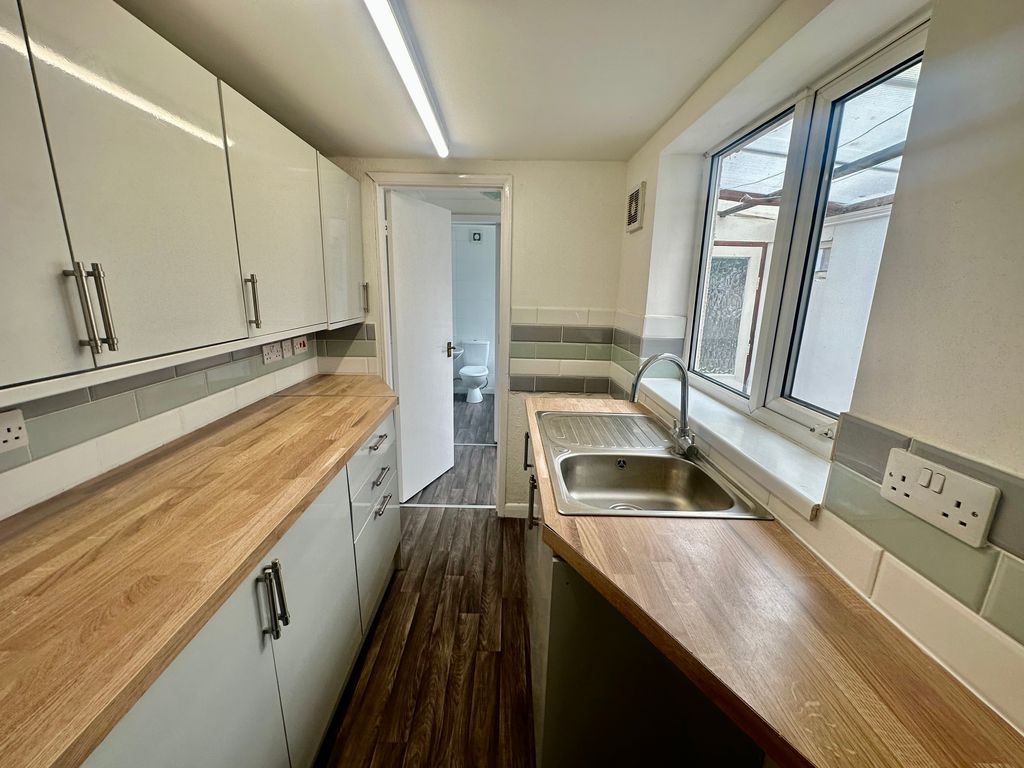 Property photo 3 of 8 Kitchen