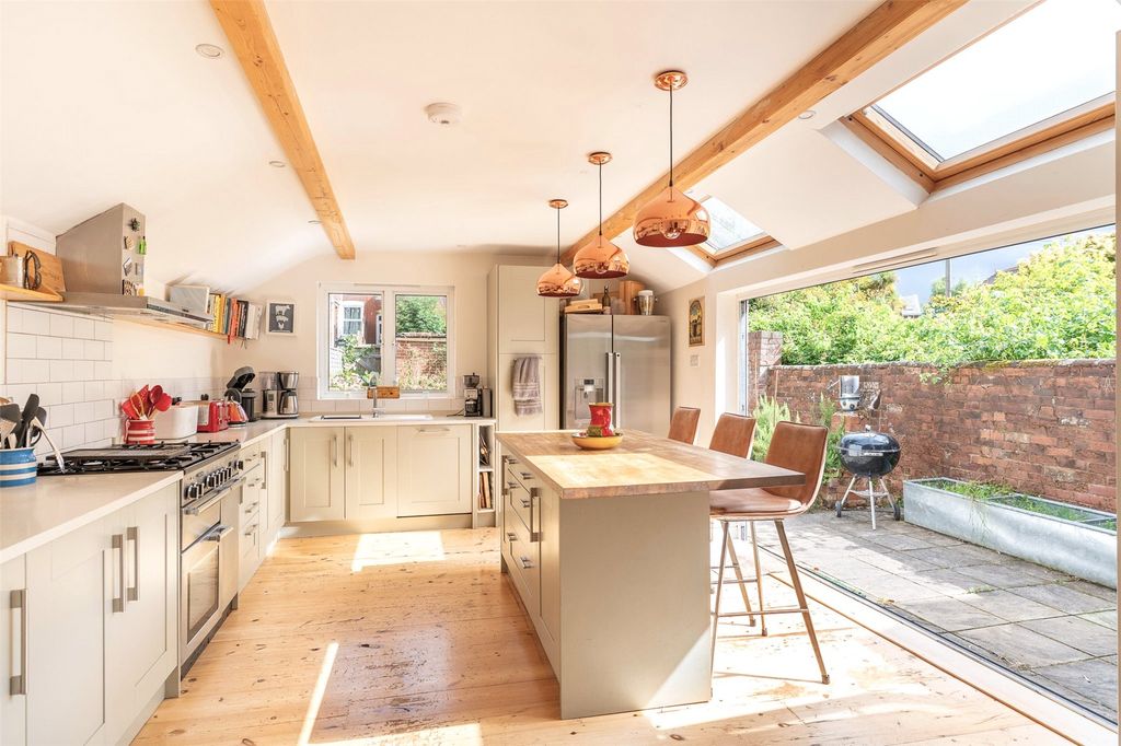 Property photo 3 of 9 Kitchen