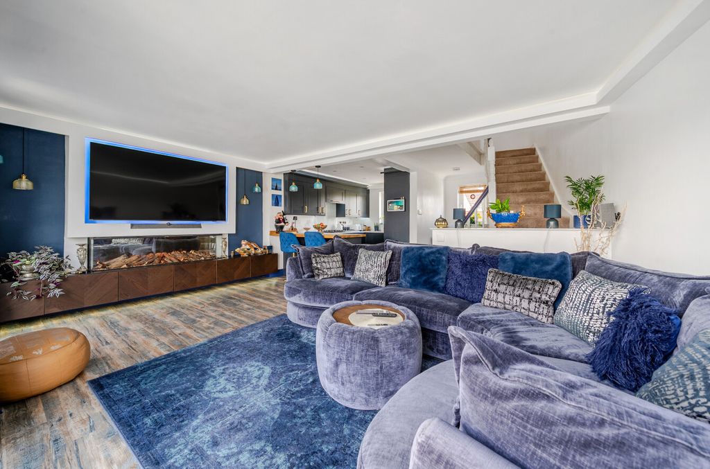 Property photo 3 of 15 1363001-22-68E4F2...