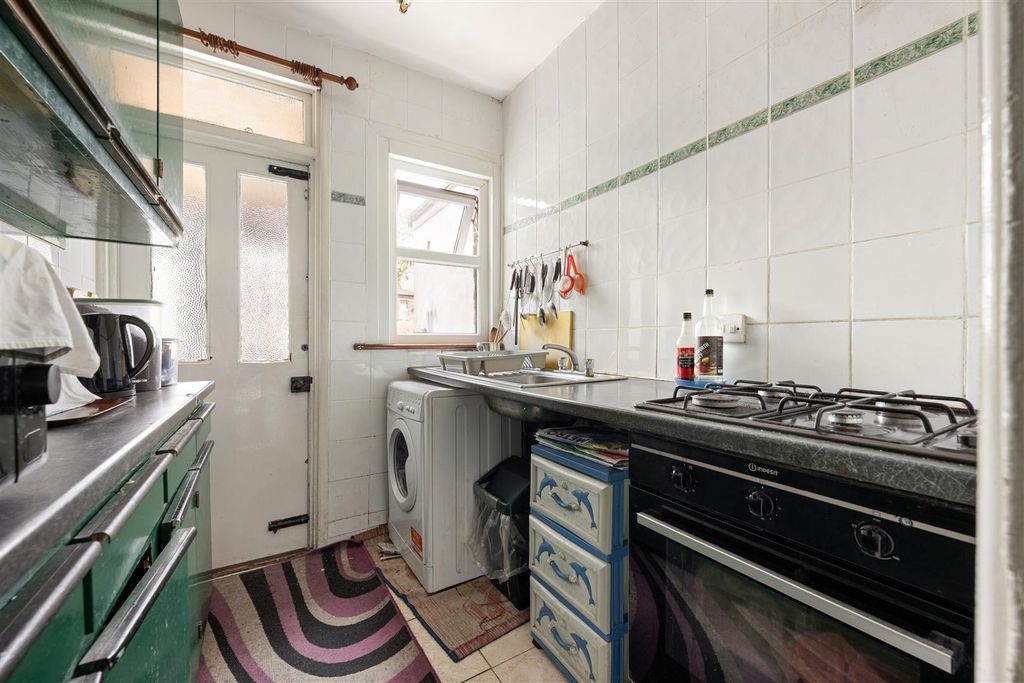 Property photo 3 of 19 Blyth Road, E17
