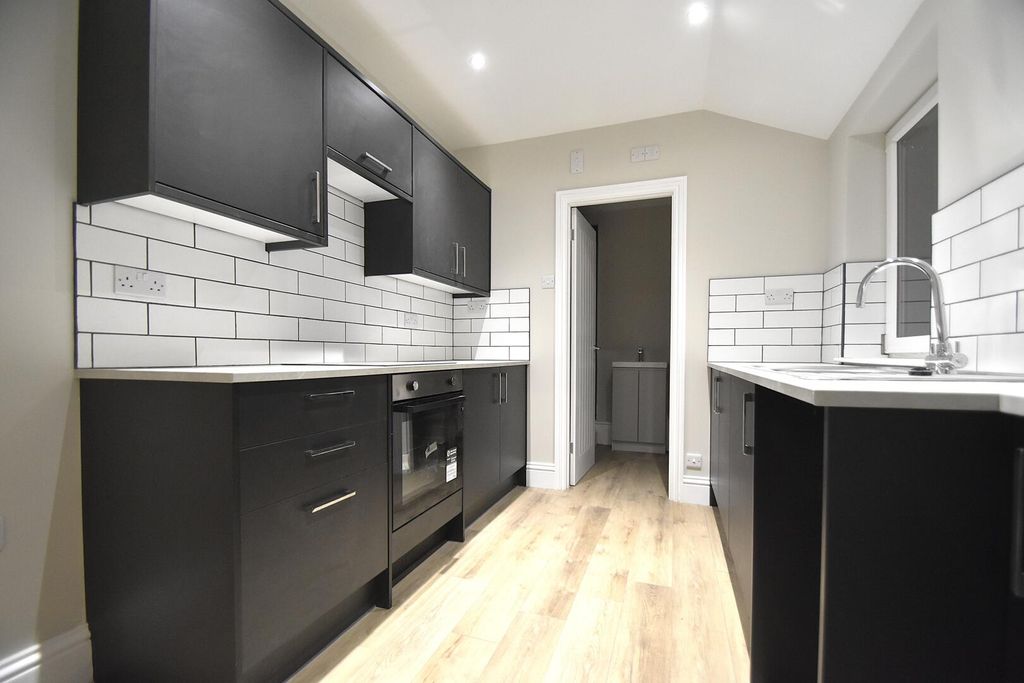 Property photo 2 of 6 Kitchen