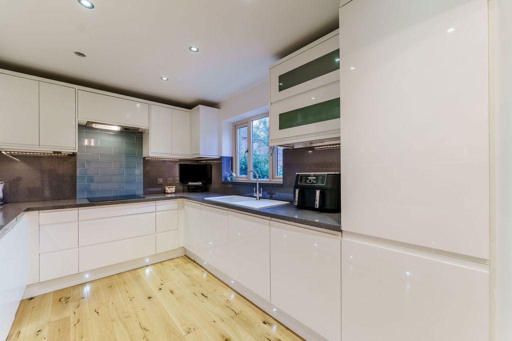 Property photo 3 of 39