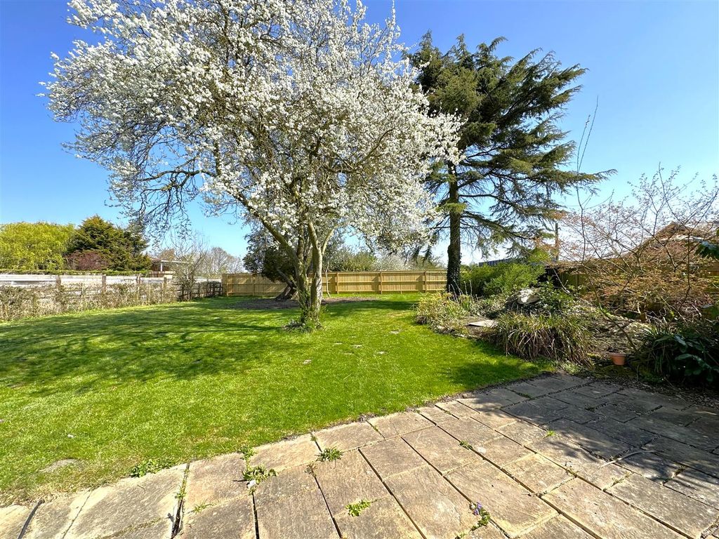 Property photo 3 of 28 Lovely Private Garden 727