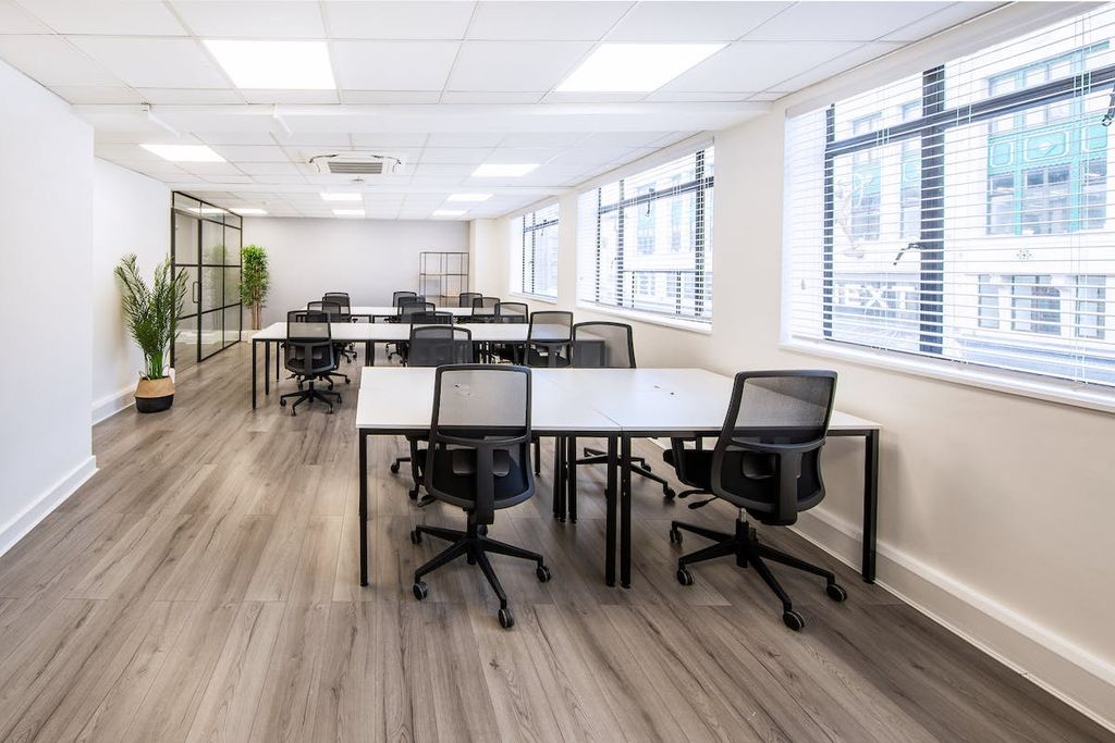 Property photo 1 of 8 Oxford Street_Desk 11.Jpg