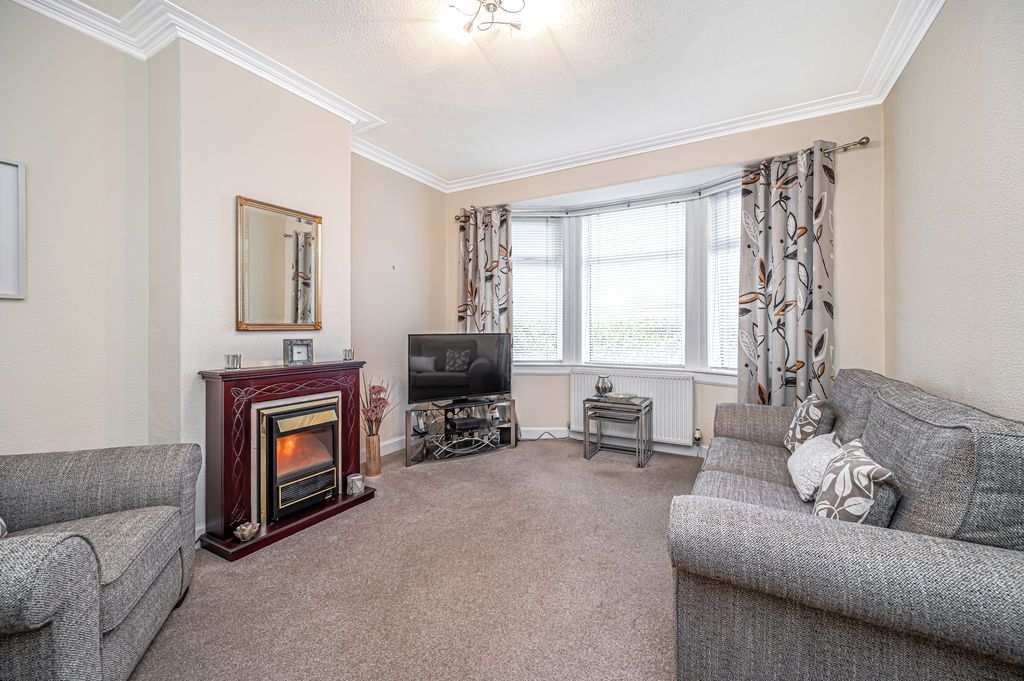 Property photo 3 of 24 Lounge