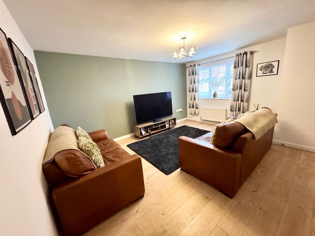 Property photo 3 of 14 Lounge