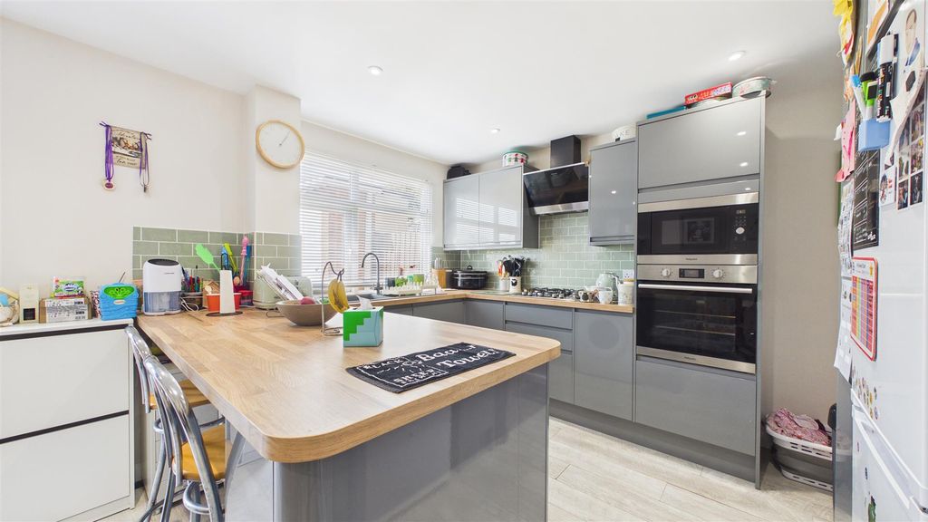 Property photo 2 of 21 Cam05101G0-Pr0149-Still019.Jpg