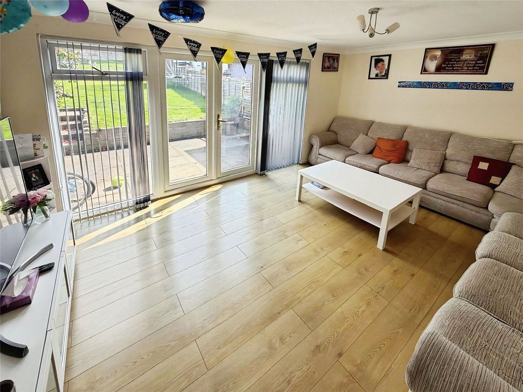 Property photo 2 of 11 Living Room