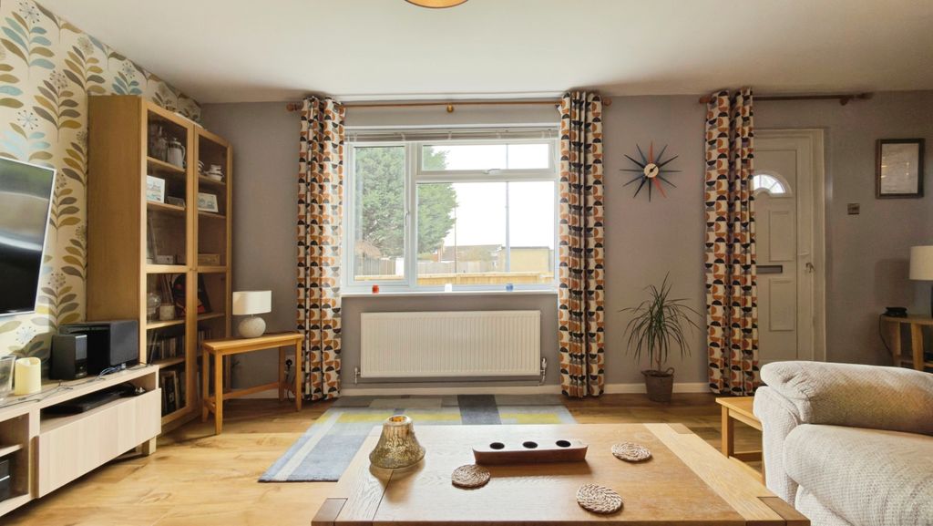 Property photo 3 of 31 Lounge