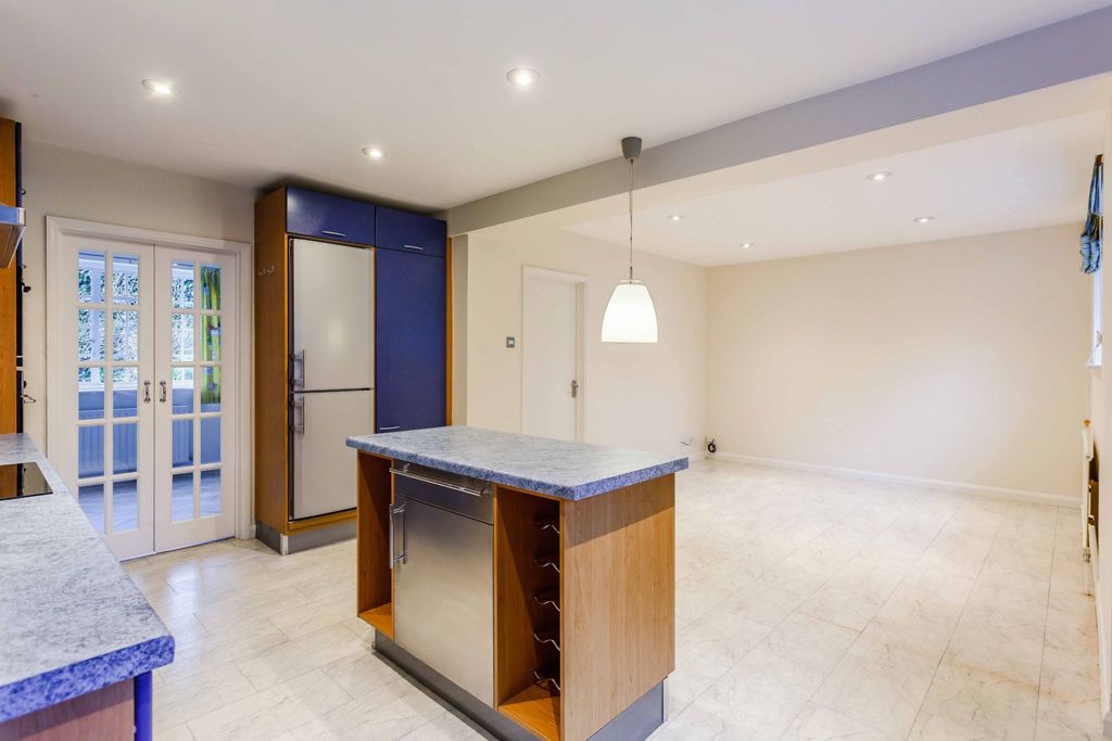 Property photo 2 of 11 3