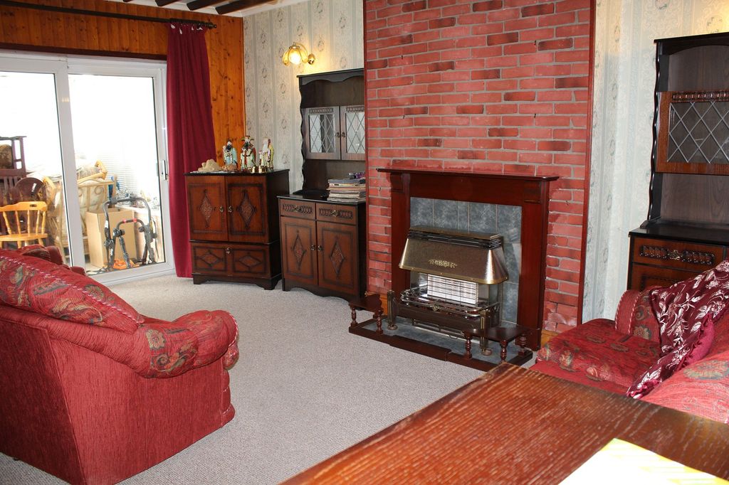 Property photo 3 of 12 Lounge