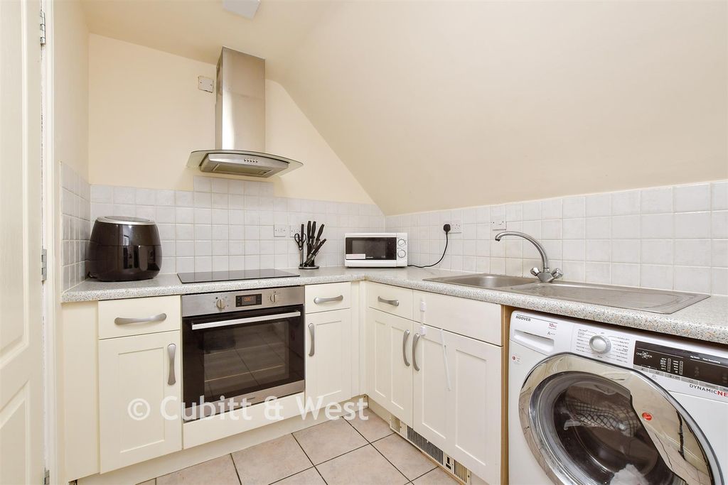 Property photo 3 of 10 Kitchen