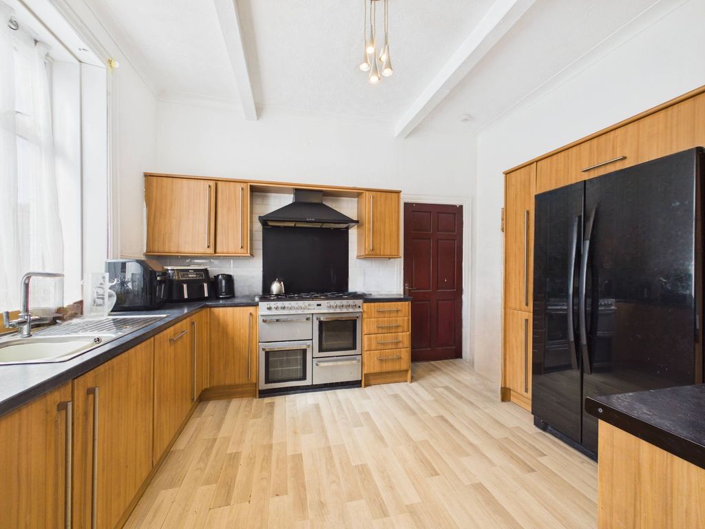 Property photo 3 of 20 Kitchen