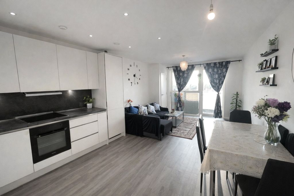 Property photo 2 of 8 Kitchen/Dining Room