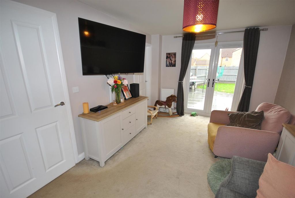 Property photo 3 of 14 Lounge