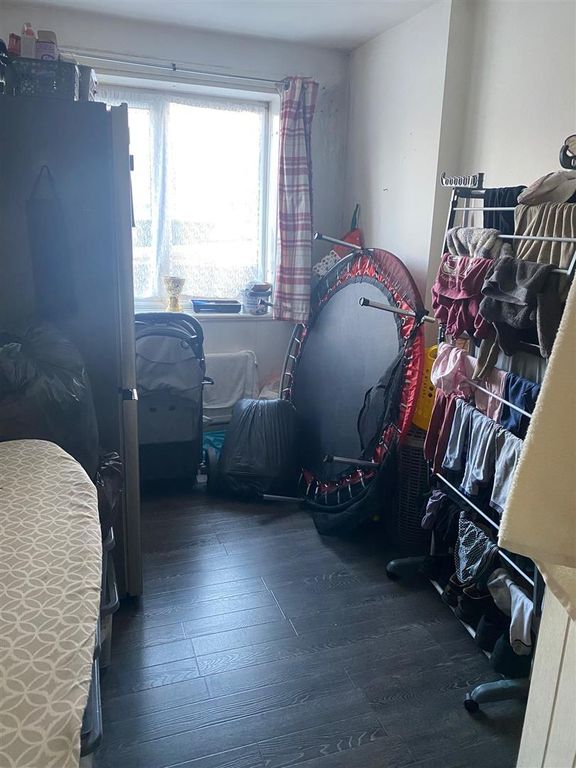 Property photo 3 of 6 Bedroom