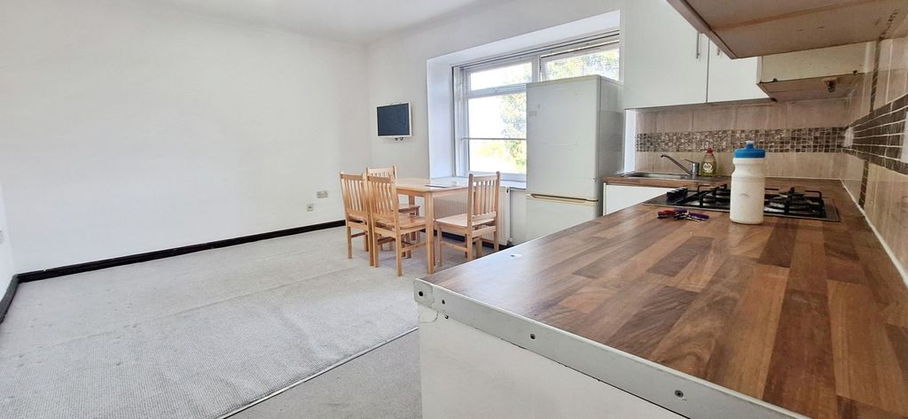 Property photo 3 of 12 Kitchen/Reception