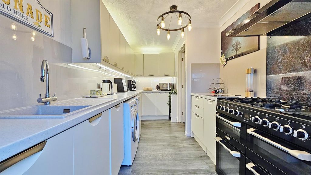 Property photo 3 of 25 Kitchen