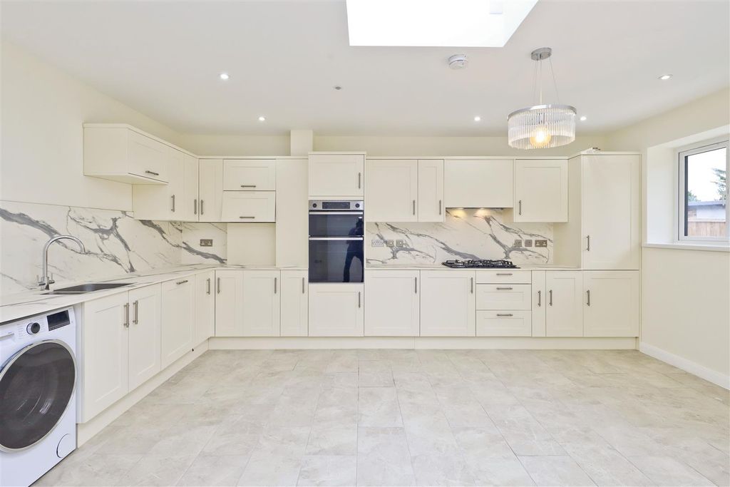 Property photo 3 of 17 Kitchen