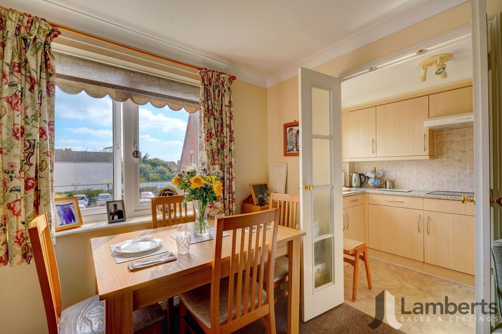 Property photo 3 of 14 Dining Area