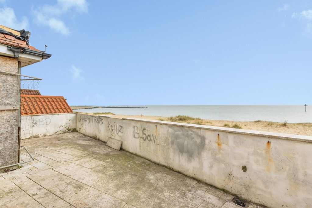 Property photo 2 of 21 Sea View