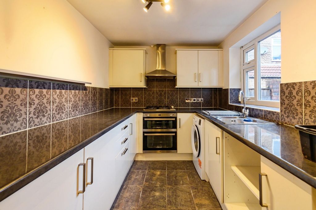 Property photo 2 of 18 Kitchen