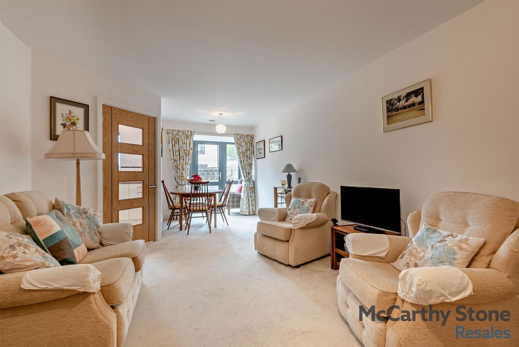 Property photo 2 of 15 8649107-Interior09-800.Jpg