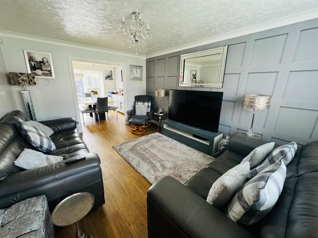 Property photo 2 of 18 Lounge