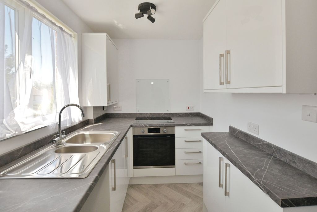 Property photo 3 of 9 Kitchen