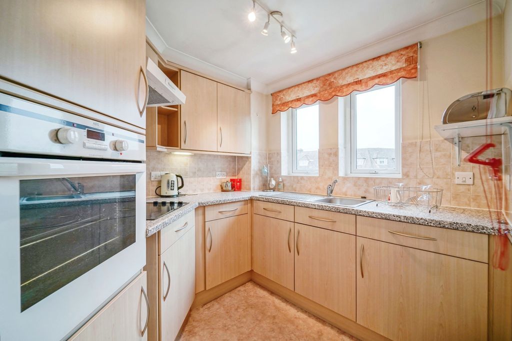 Property photo 3 of 10 Kitchen